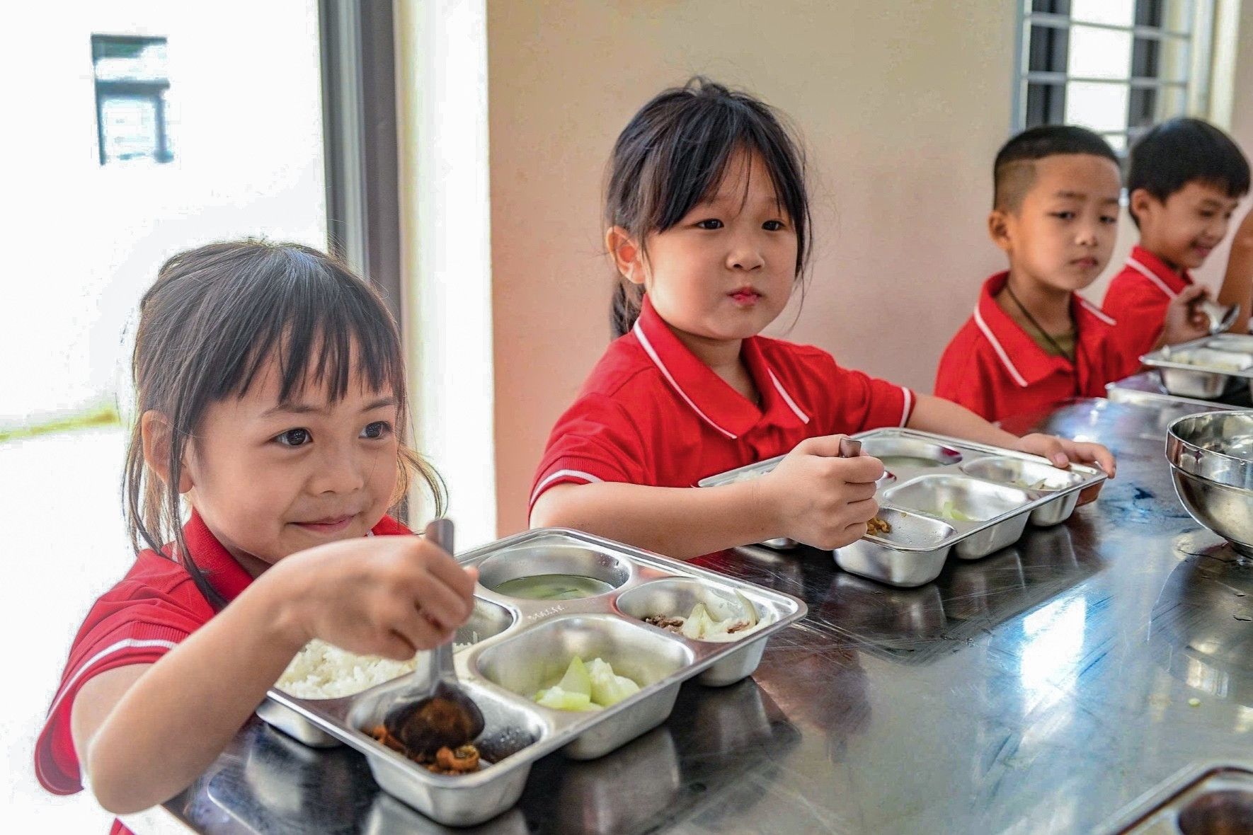 Trường vùng biên Thanh Hóa thuê đầu bếp nhà hàng về nấu ăn cho học sinh