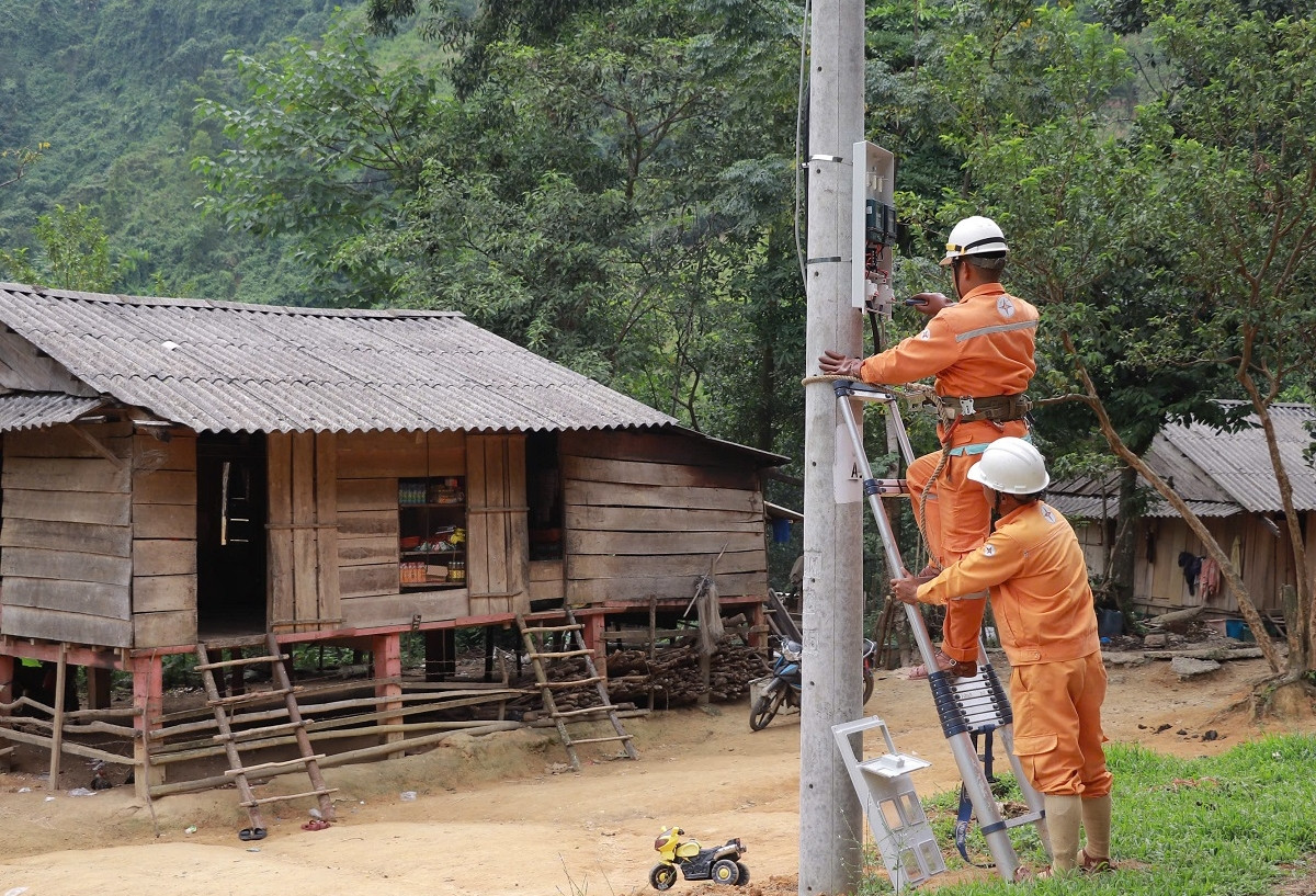 Bản làng người Chứt bừng sáng khi điện lưới quốc gia về đến từng nhà
