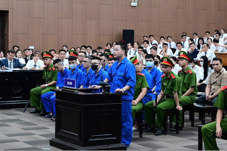 Quá trình bỏ trốn ra nước ngoài rồi ‘hội ngộ’ tại tòa của Mr Hunter và vợ cũ