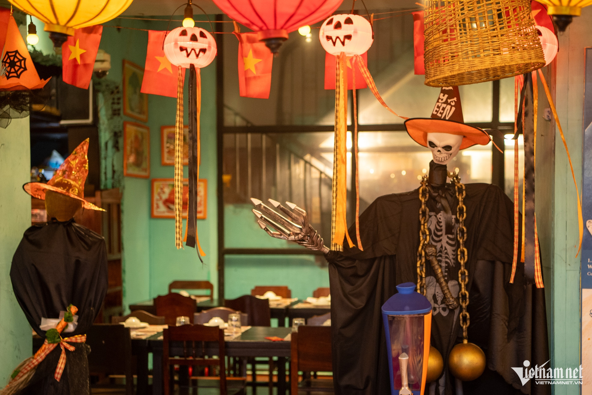 https://static-images.vnncdn.net/vps_images_publish/000001/000003/2026/10/31/w-halooween-tuan-hung-3-326.jpg