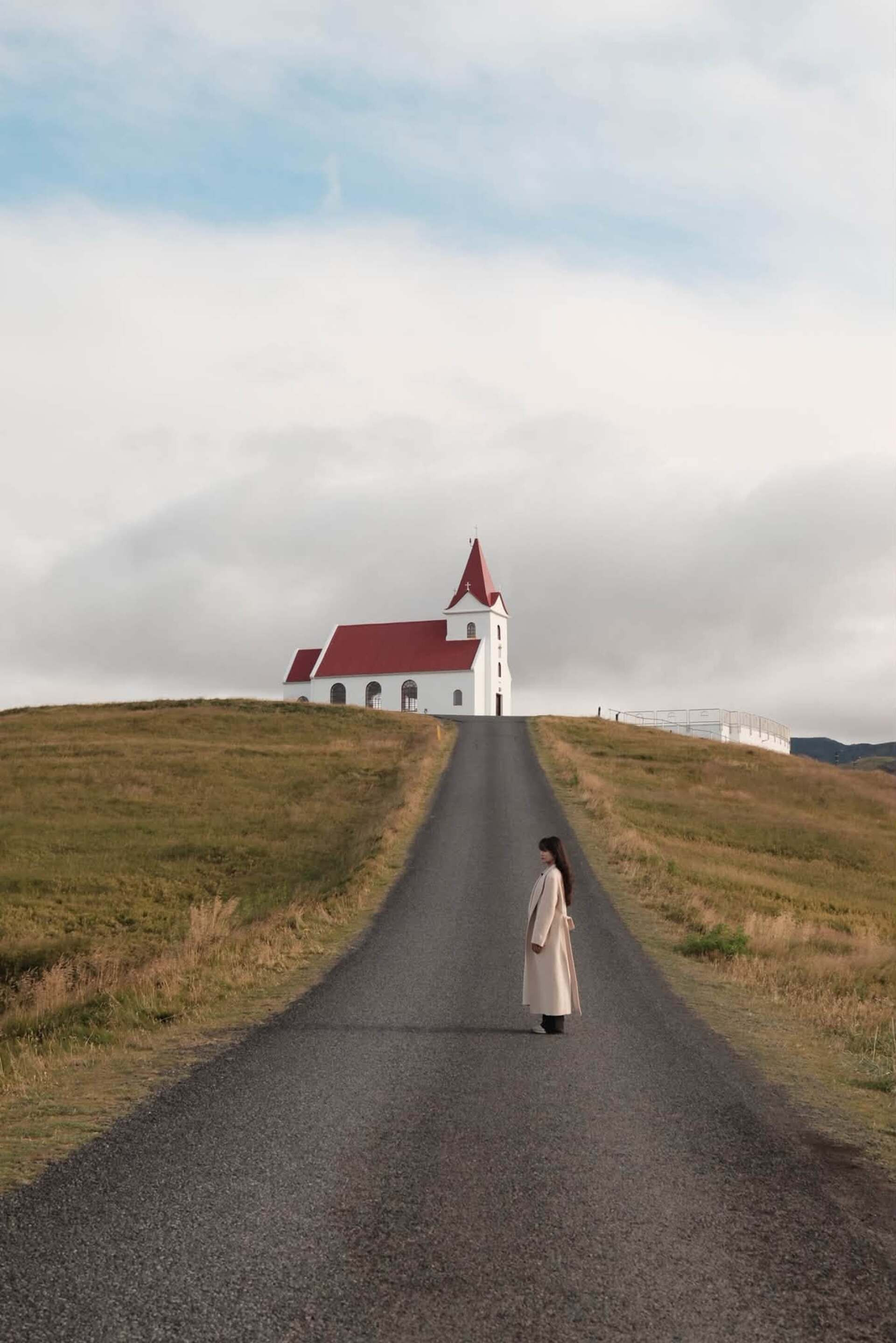 https://static-images.vnncdn.net/vps_images_publish/000001/000003/2026/10/4/du-lich-iceland-984.jpg