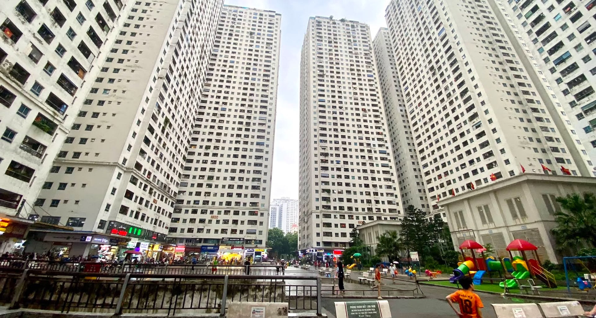 Giá căn hộ Linh Đàm sau cơn sốt; loạt nhà ở xã hội bị hủy thông tin tính thuế