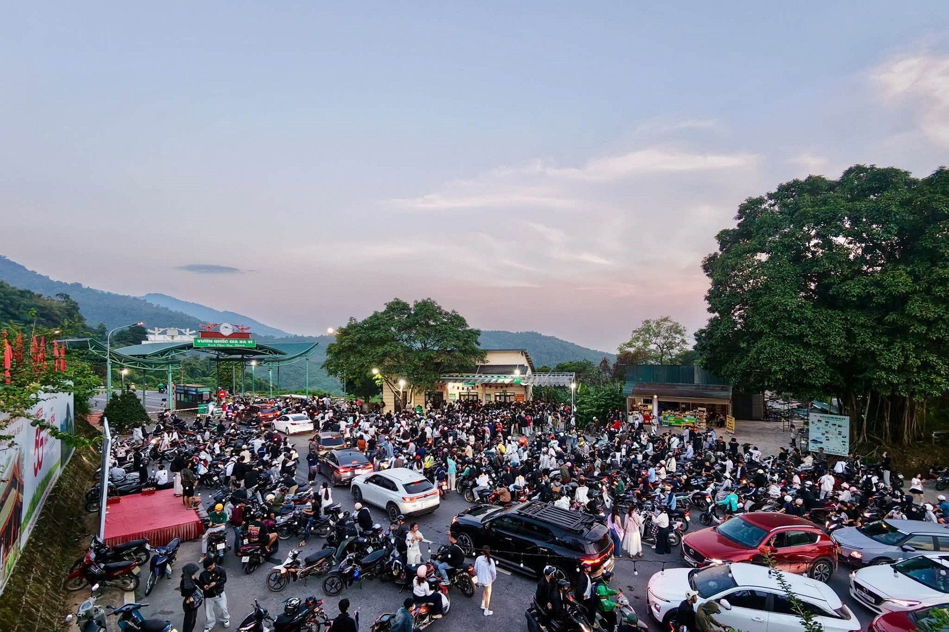 Khách đi từ nửa đêm chờ săn biển mây ở Ba Vì, đường có lúc 'tắc như giờ tan tầm'