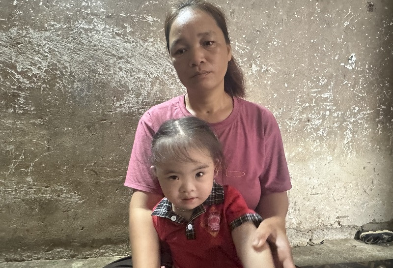 Mất con trai vì tai nạn, mẹ nghèo chạy vạy cứu con gái 2 tuổi mắc bệnh nặng