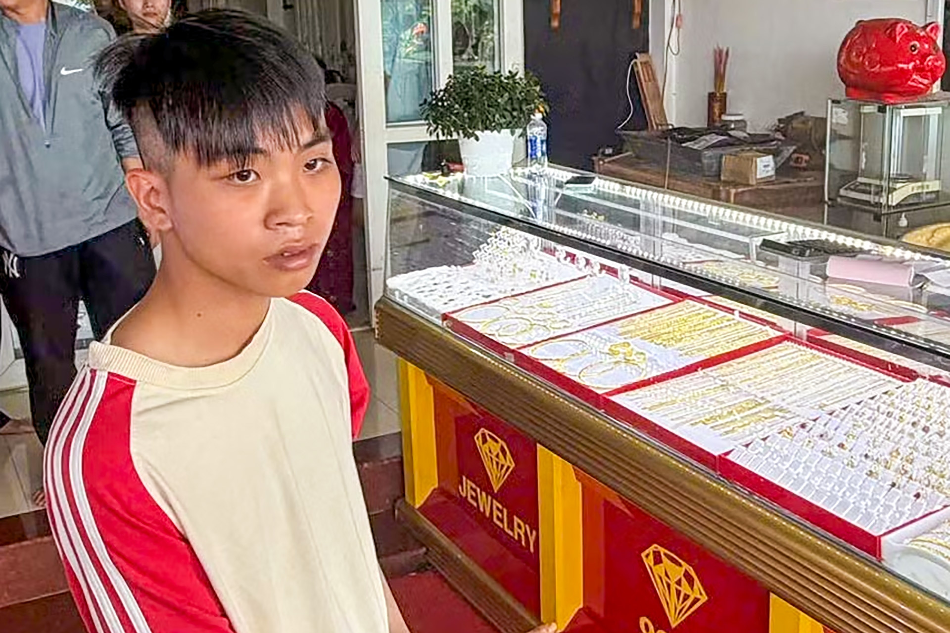 Nam thanh niên mặc áo mưa, đi xe máy không biển số cướp tiệm vàng
