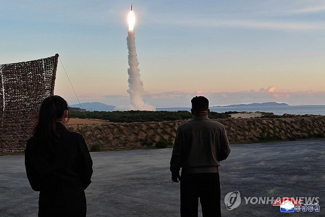 Ông Kim Jong Un giám sát vụ phóng tên lửa siêu vượt âm của Triều Tiên