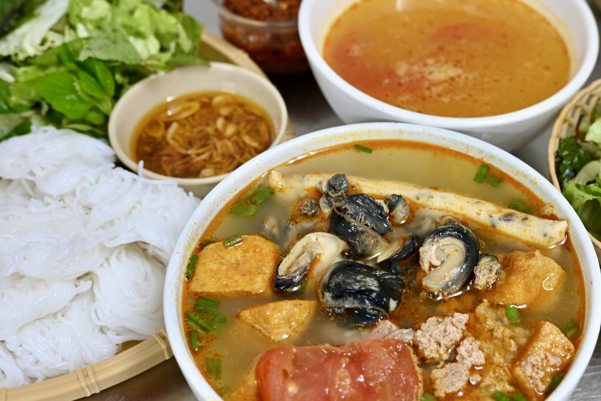 Quán bún riêu ốc 26 năm đông khách trong ngõ Hà Nội, chủ quán tiết lộ bí quyết
