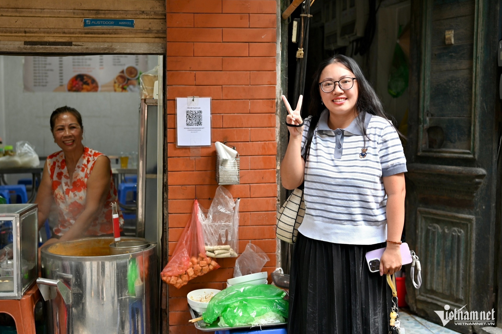 https://static-images.vnncdn.net/vps_images_publish/000001/000003/2026/10/4/quan-bun-rieu-oc-26-nam-dong-khach-trong-ngo-ha-noi-chu-quan-tiet-lo-bi-quyet-872.jpg