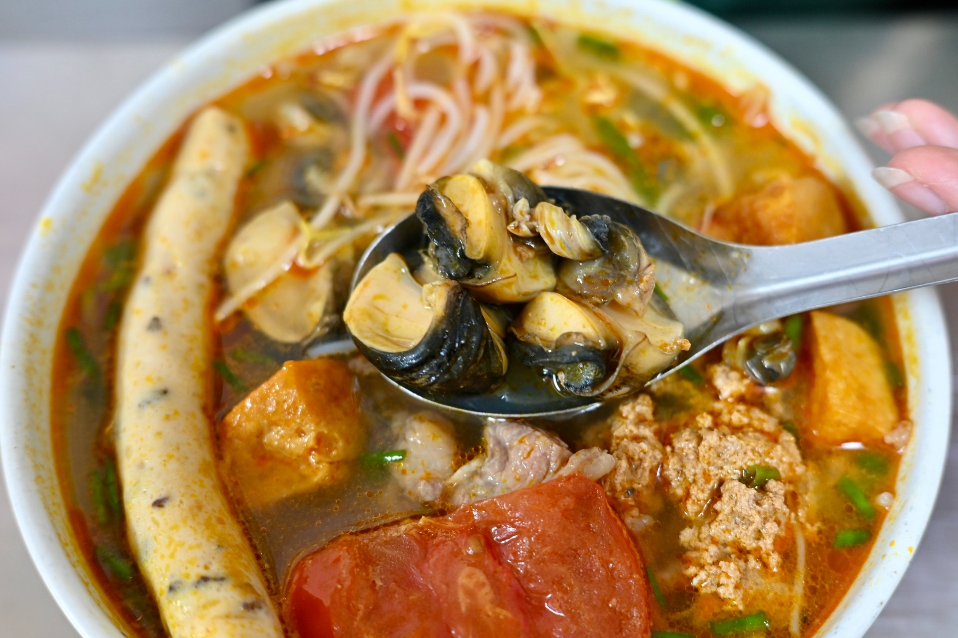 https://static-images.vnncdn.net/vps_images_publish/000001/000003/2026/10/4/quan-bun-rieu-oc-26-nam-dong-khach-trong-ngo-ha-noi-chu-quan-tiet-lo-bi-quyet-873.jpeg