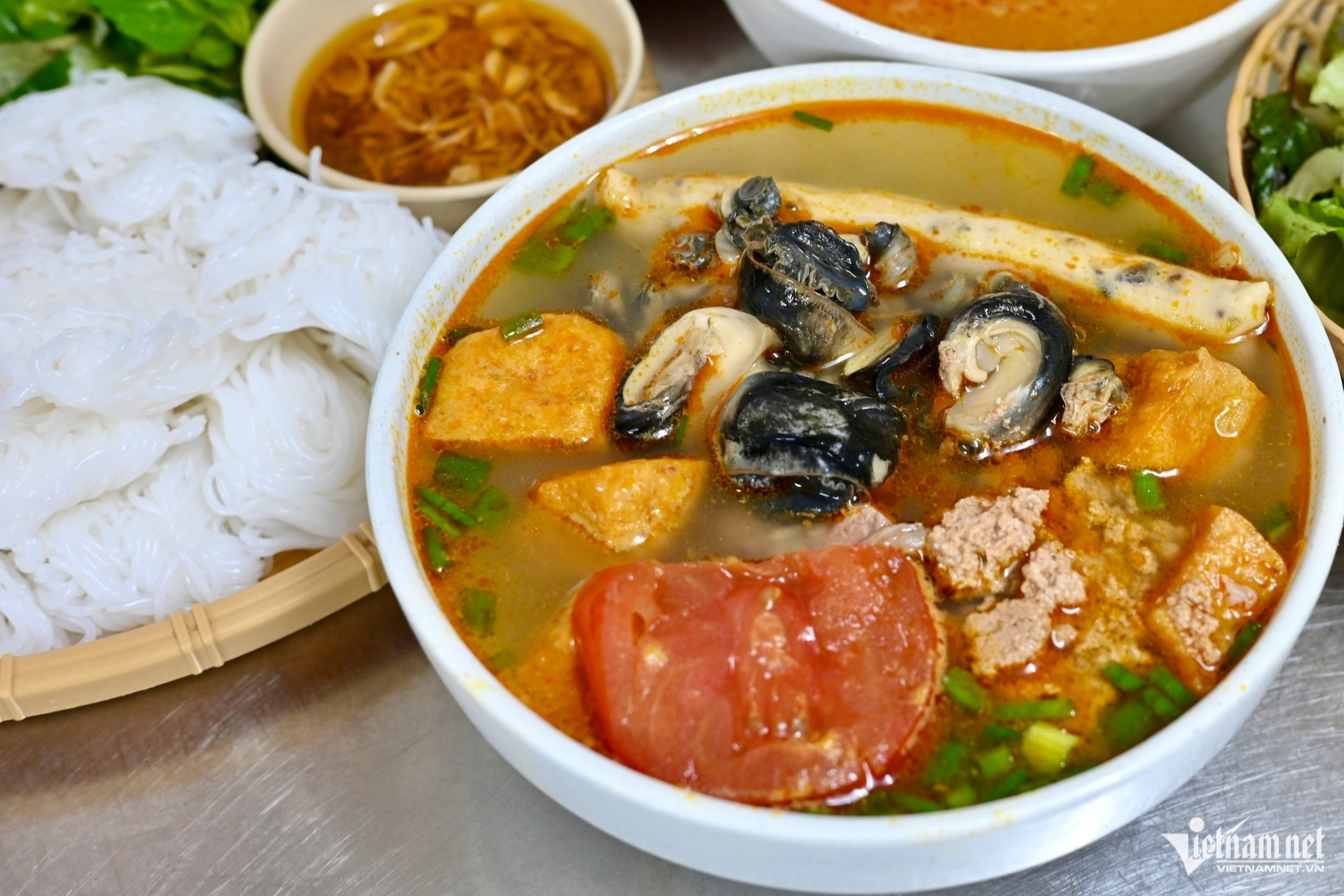 https://static-images.vnncdn.net/vps_images_publish/000001/000003/2026/10/4/quan-bun-rieu-oc-26-nam-dong-khach-trong-ngo-ha-noi-chu-quan-tiet-lo-bi-quyet-875.jpeg