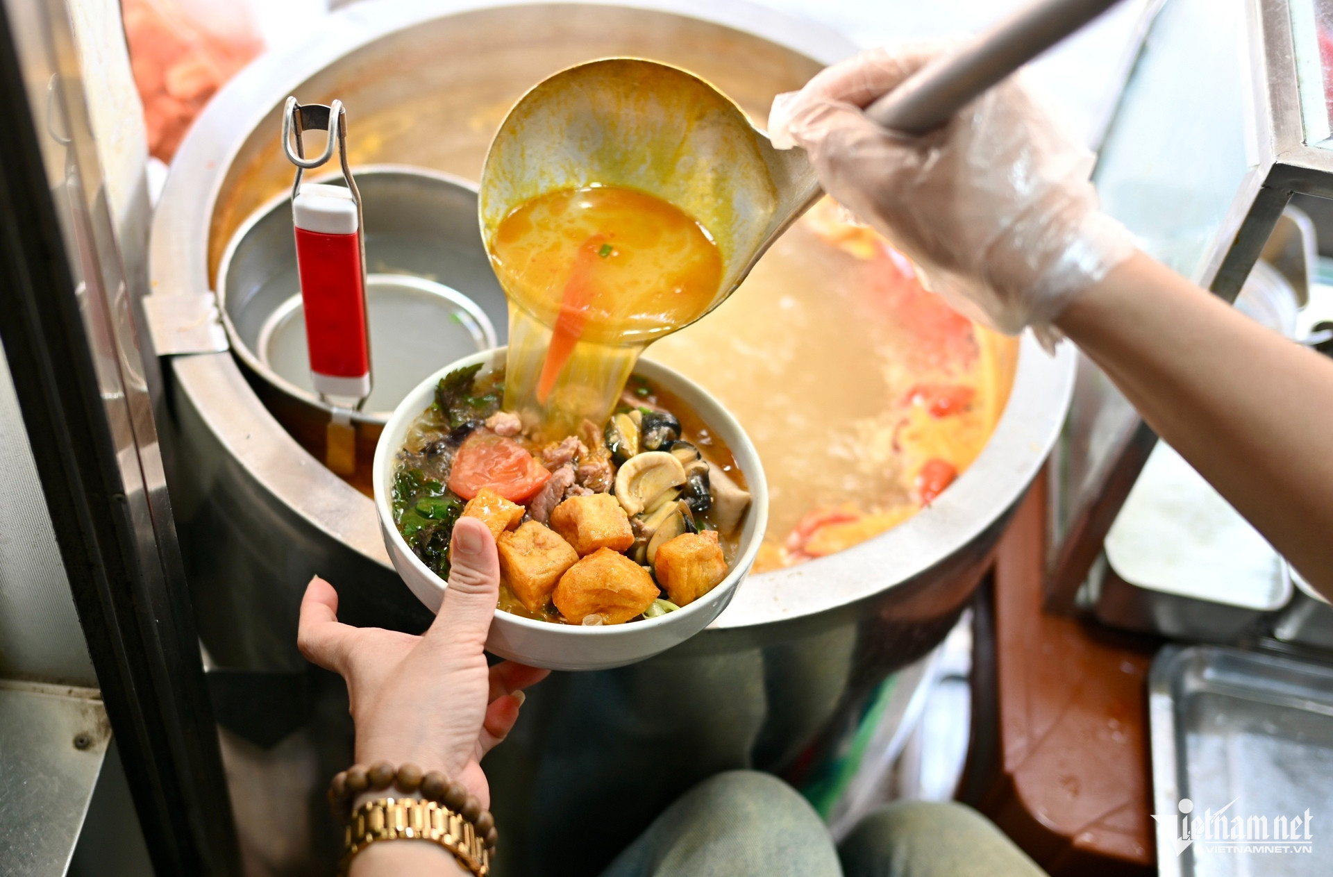https://static-images.vnncdn.net/vps_images_publish/000001/000003/2026/10/4/w-bun-rieu-ba-thiep-874.jpeg