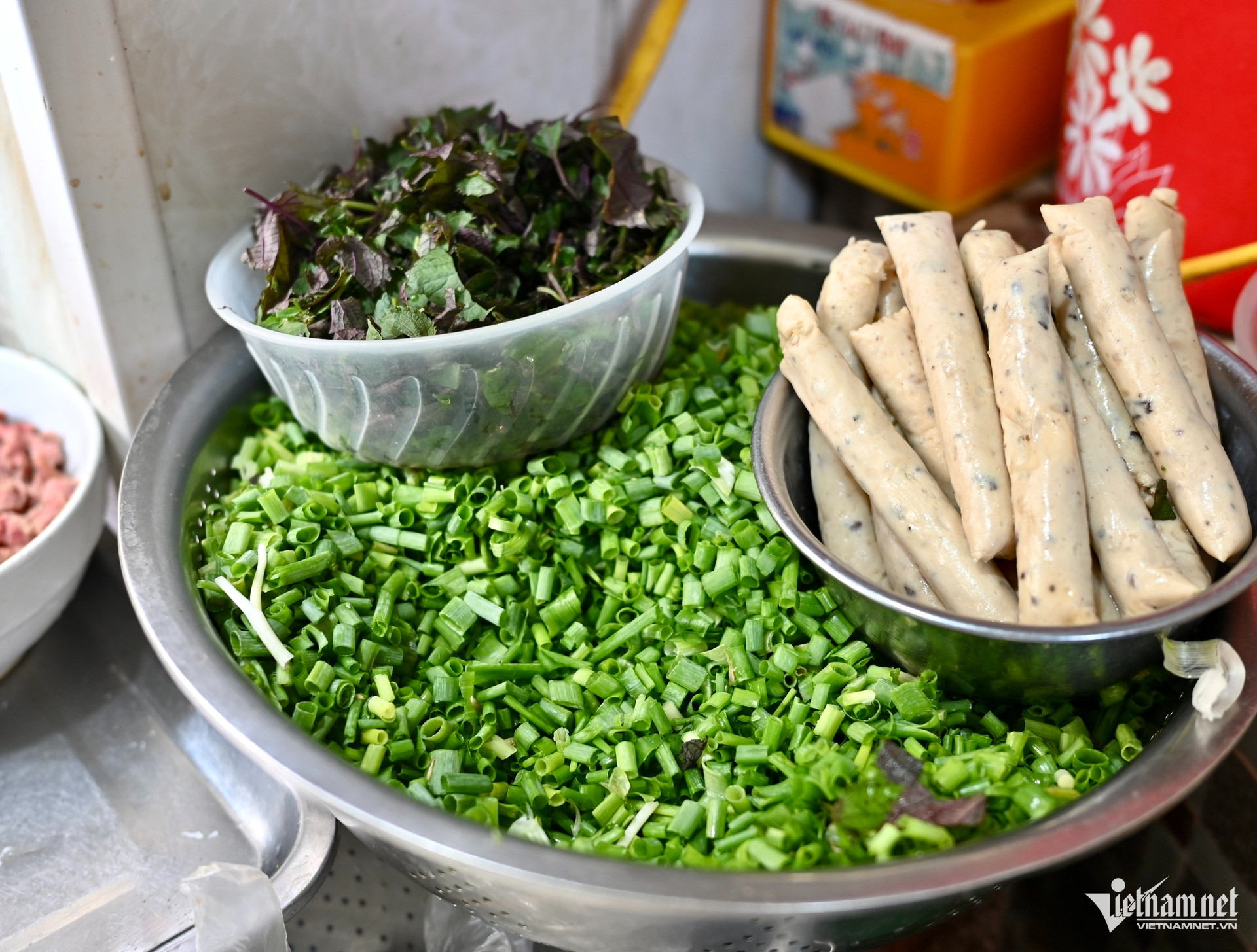 https://static-images.vnncdn.net/vps_images_publish/000001/000003/2026/10/4/w-bun-rieu-ba-thiep-877.jpeg