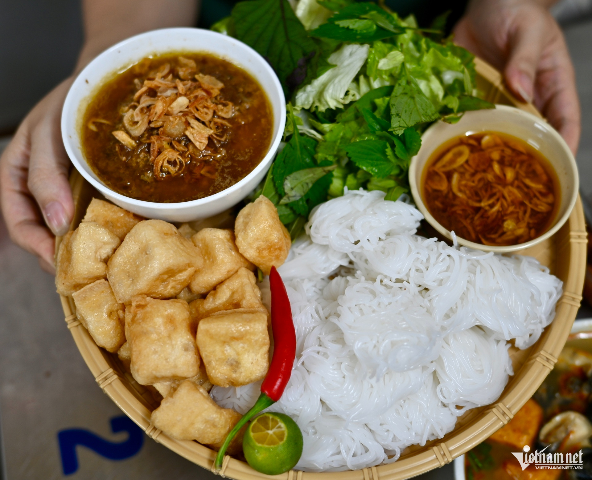 https://static-images.vnncdn.net/vps_images_publish/000001/000003/2026/10/4/w-bun-rieu-ba-thiep-880.jpeg