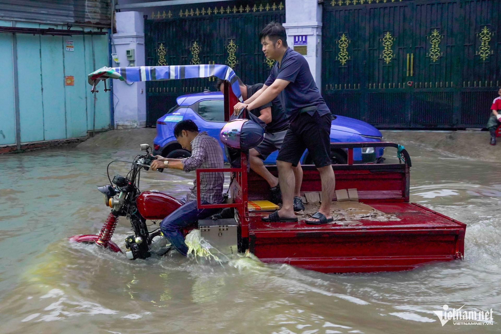 W-xe cứu trợ   Tuấn Hùng.jpg