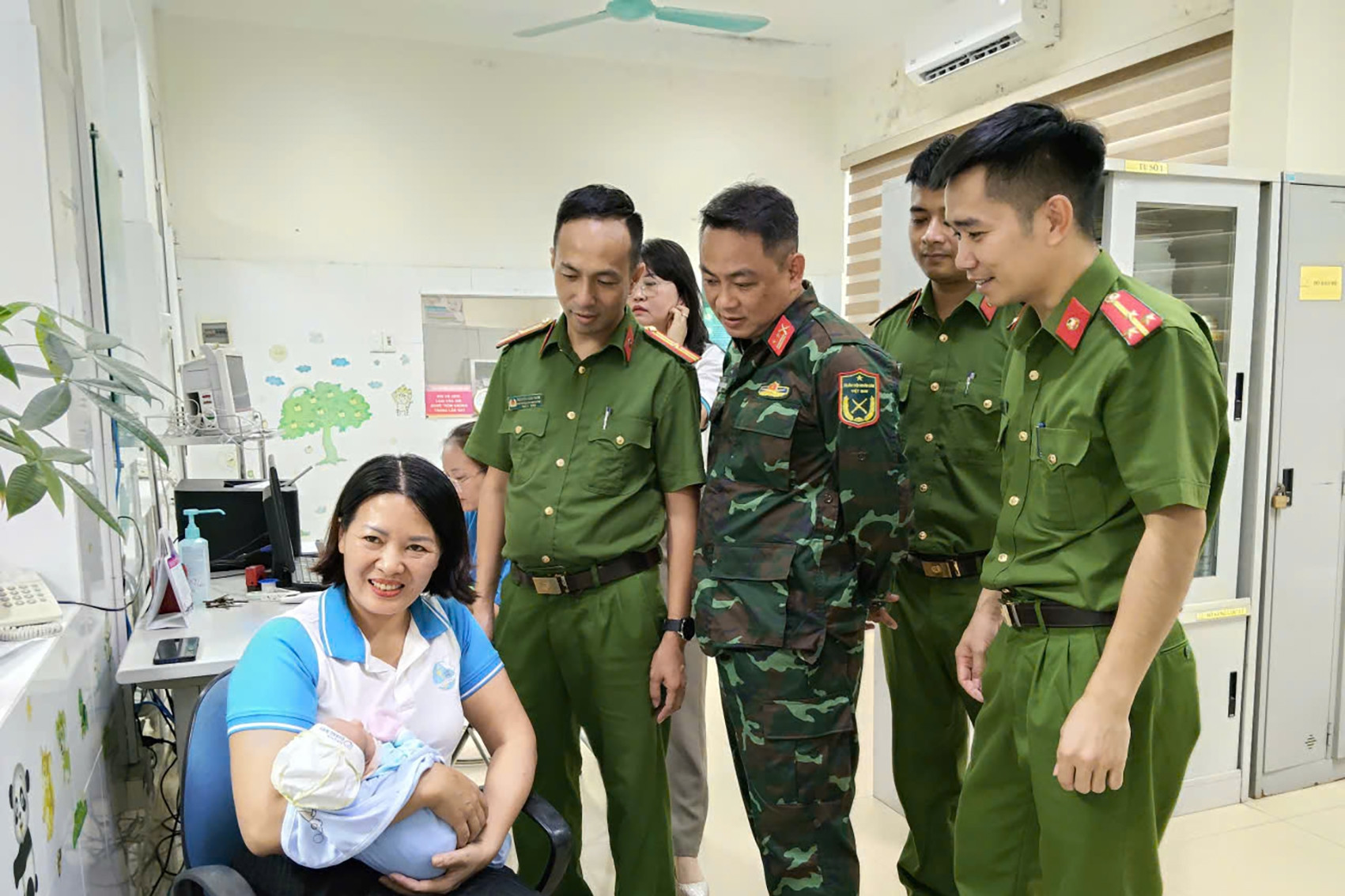 Bé trai 2 ngày tuổi bị bỏ rơi trong đêm ở TP Quảng Ninh