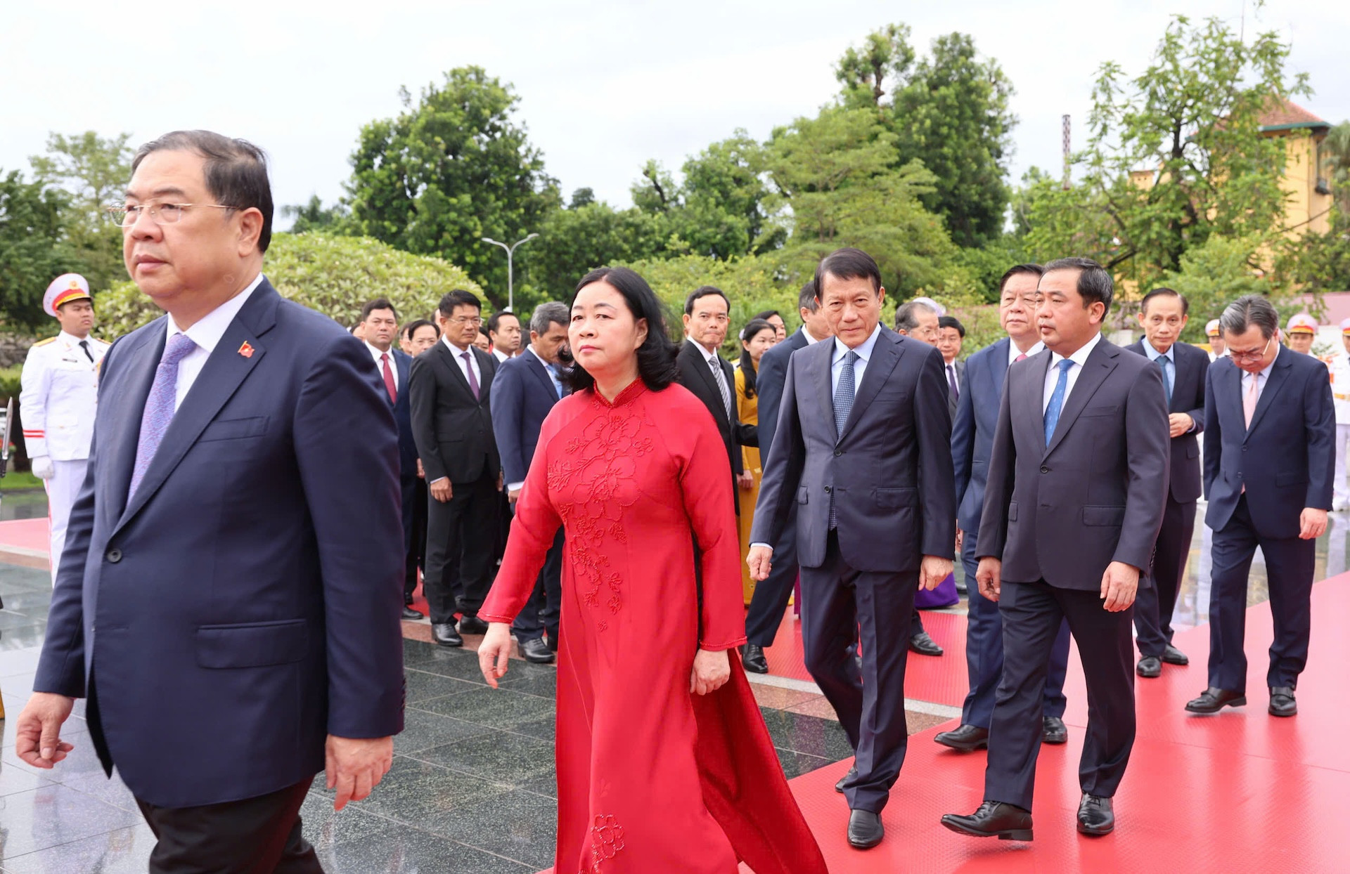 https://static-images.vnncdn.net/vps_images_publish/000001/000003/2026/10/5/doan-dai-bieu-ban-chap-hanh-trung-uong-dang-393.jpg