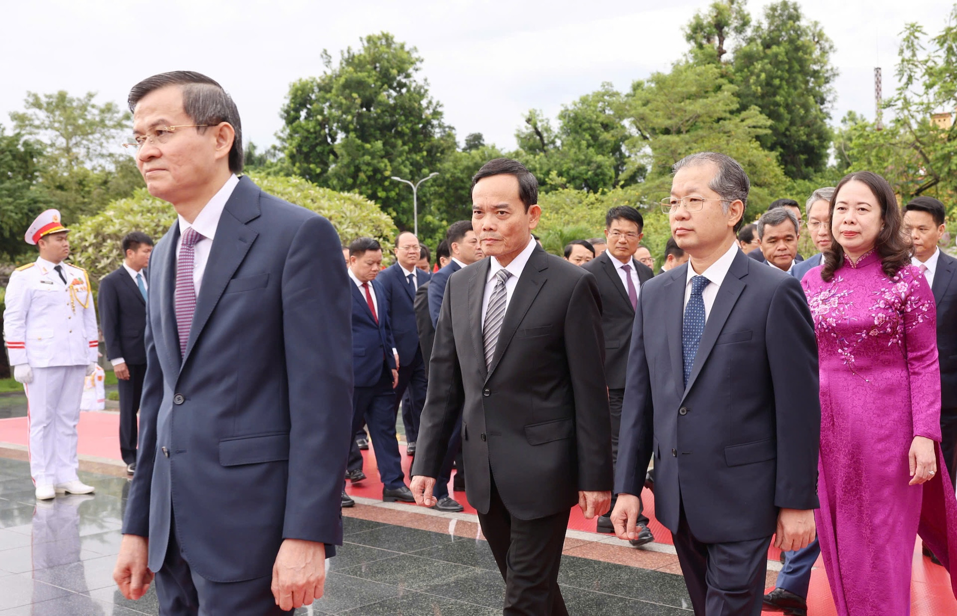 https://static-images.vnncdn.net/vps_images_publish/000001/000003/2026/10/5/doan-dai-bieu-ban-chap-hanh-trung-uong-dang-394.jpg