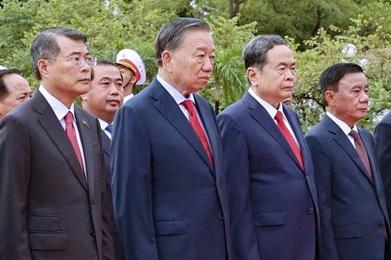 Đoàn đại biểu Ban chấp hành Trung ương tưởng niệm các Anh hùng liệt sĩ