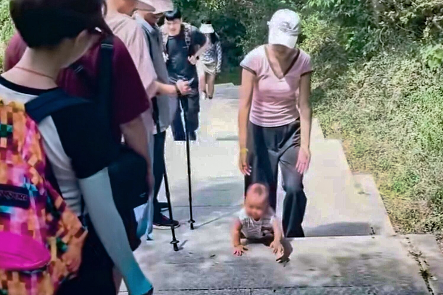 Gia đình gây chú ý vì để con trai 9 tháng tuổi leo núi