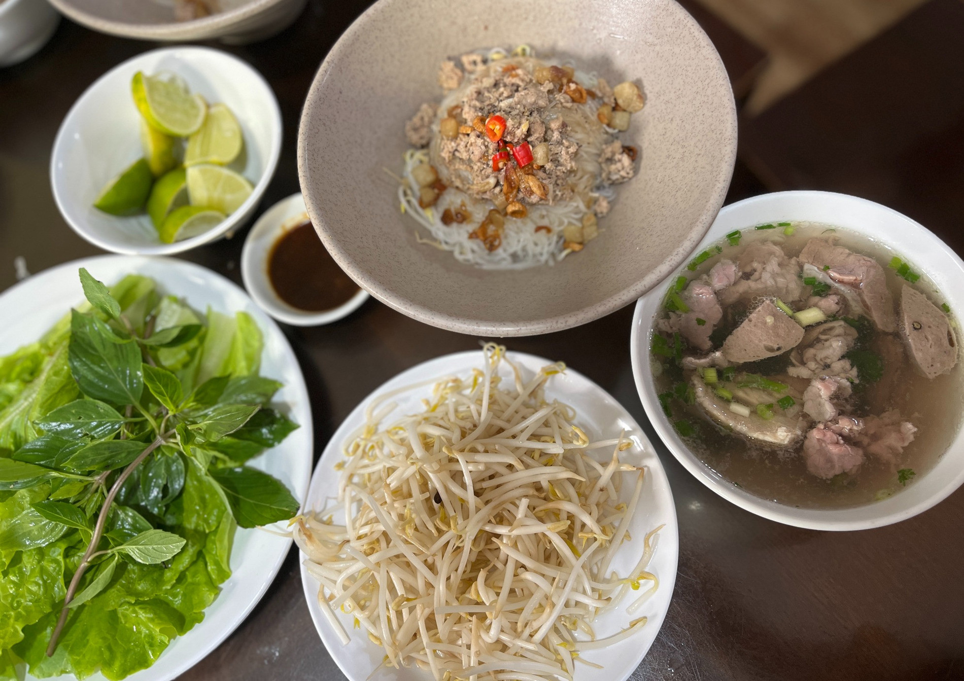 Món Phở Gọi 1 Được 2, Chan Cùng Nước Chấm Đen Sánh Là Đặc Sản Ở Đâu Việt Nam? Img 3440 1 550 1261