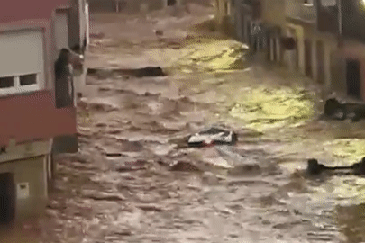 Kinh hoàng cảnh lũ quét cuốn trôi hàng loạt ô tô trên đường phố