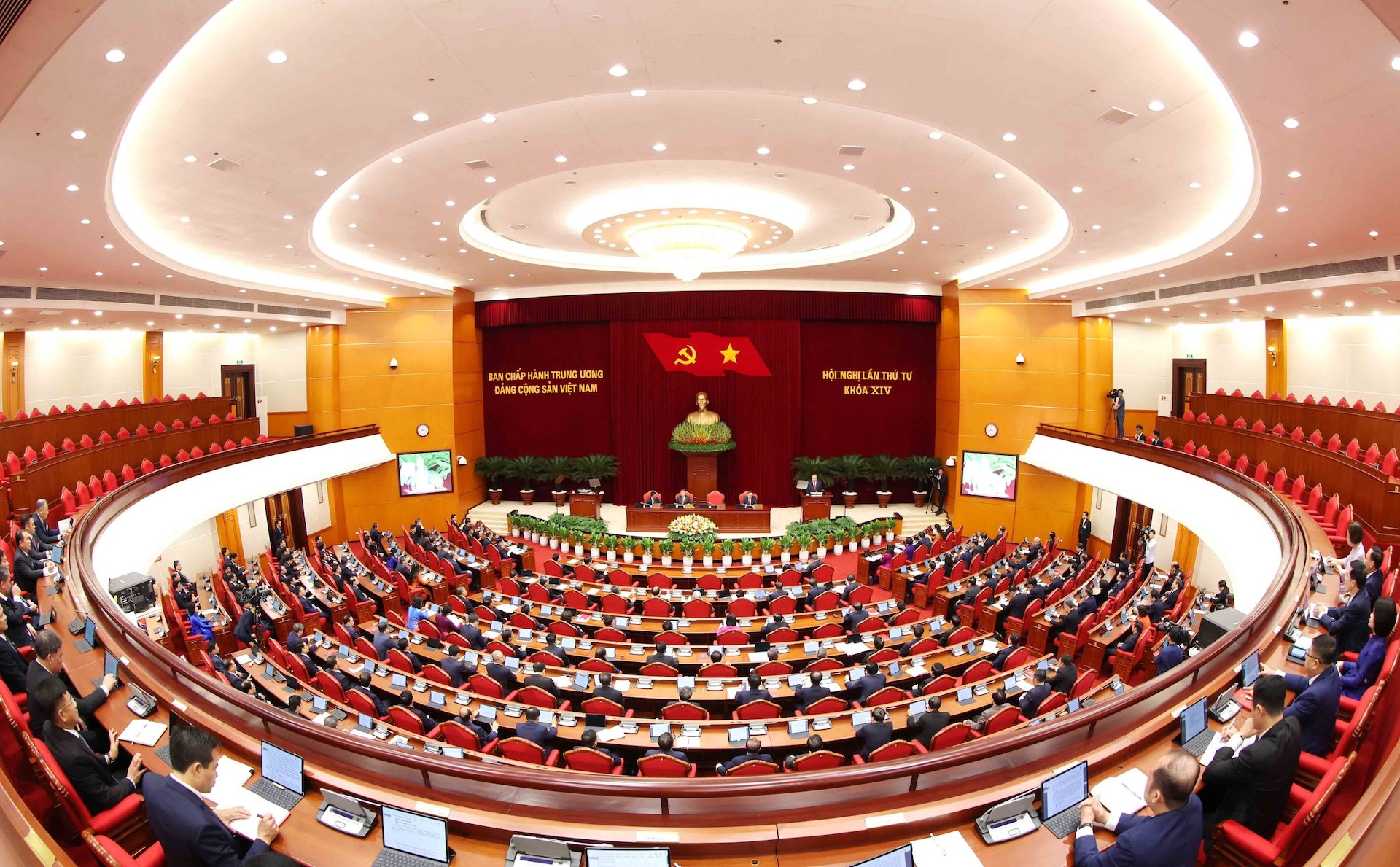 vnapotalkhaimachoinghilanthutubanchaphanhtrunguongdangkhoaxiv9066438 17911685105321498863759.jpg