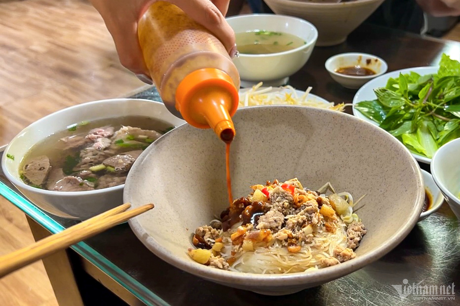 Món Phở Gọi 1 Được 2, Chan Cùng Nước Chấm Đen Sánh Là Đặc Sản Ở Đâu Việt Nam? W Hue 6 2 549 1260