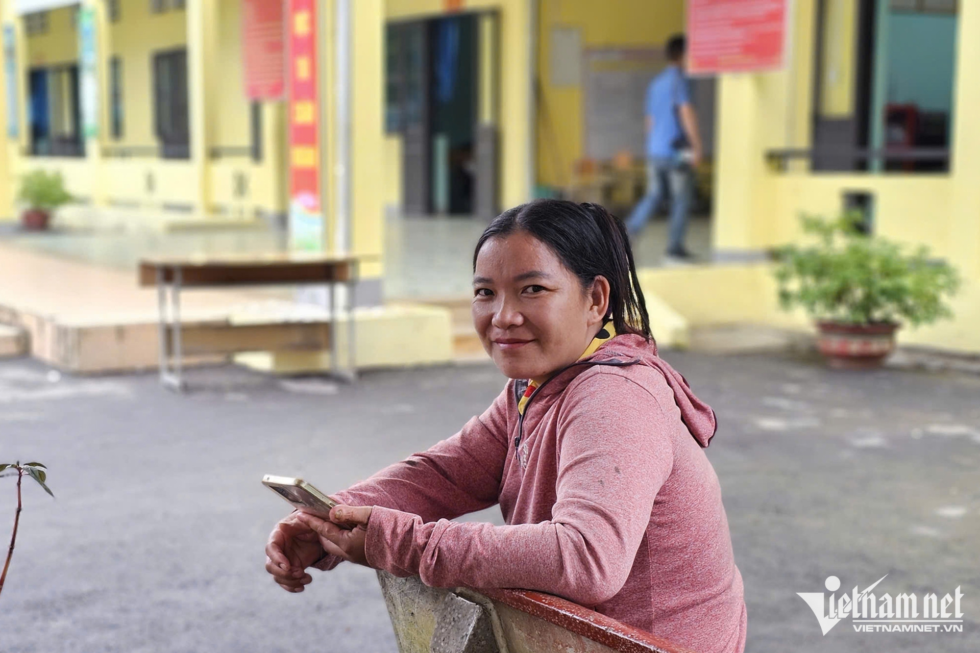 W-nguoi dan chuyen sang dung smartphone.jpg