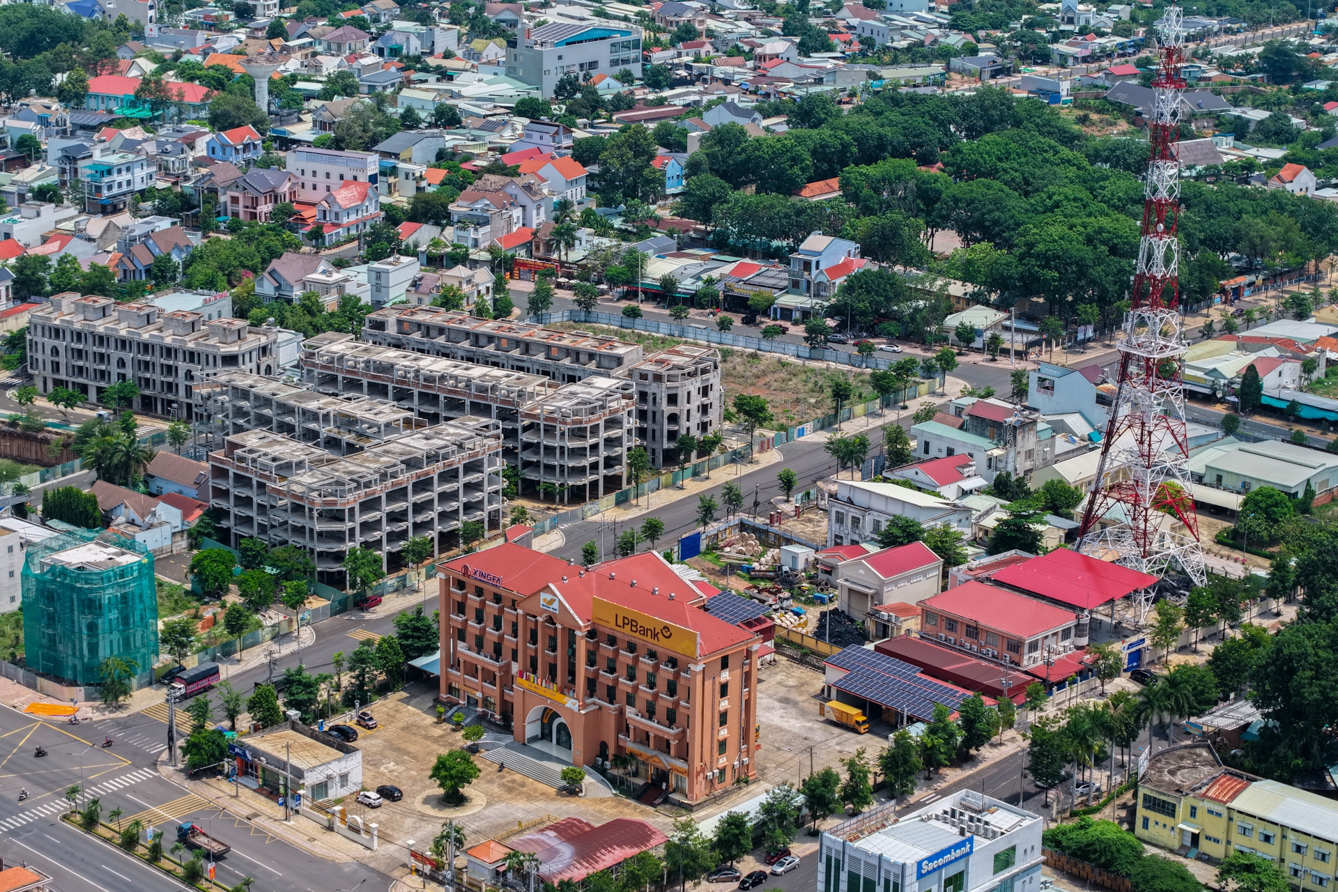 Xây nhà sang một phần đất hàng xóm vẫn không bị tháo dỡ, chỉ phải bồi thường 3,5 triệu
