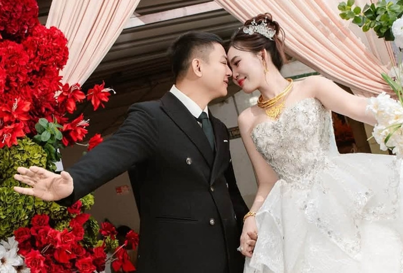 200 fan dự đám cưới ca sĩ Hoài Lâm, cô dâu Ngọc Trinh đeo vàng kín cổ