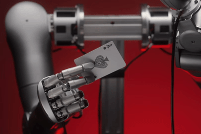 Bàn tay robot đáng sợ nhất xuất hiện, ảo thuật 'biến đổi lá bài' gây kinh ngạc