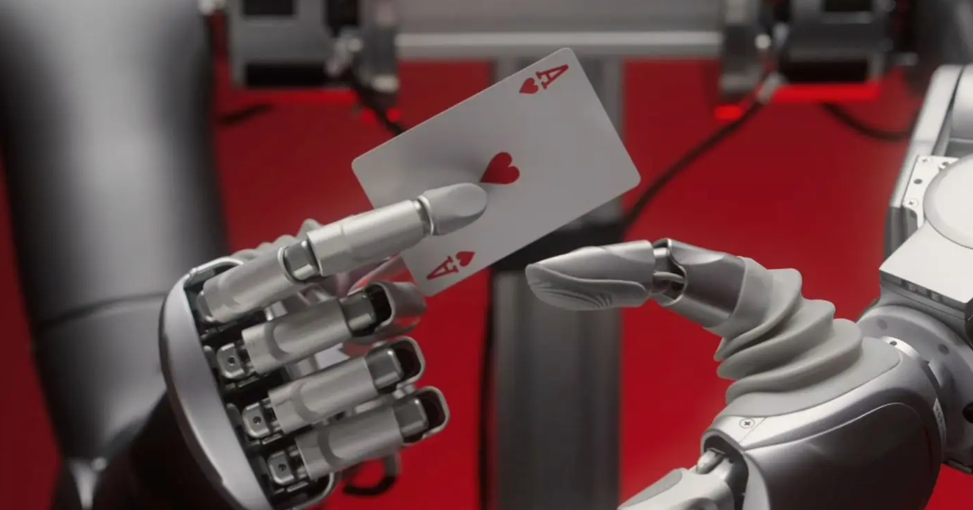 Bàn tay robot đáng sợ nhất xuất hiện, ảo thuật "biến đổi lá bài" gây kinh ngạc