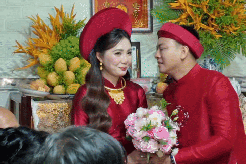 Ca sĩ nổi tiếng Hoài Lâm rước dâu bằng xe máy, Đàm Vĩnh Hưng song ca cùng chú rể