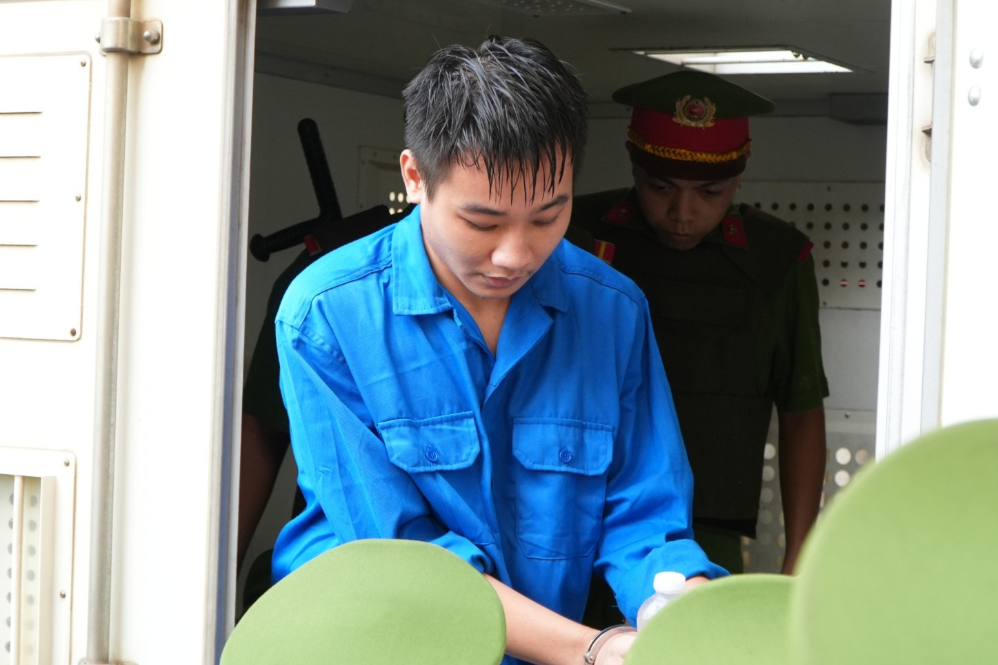 Hình ảnh dẫn giải bị cáo sát hại 3 mẹ con ở Đồng Nai tới tòa