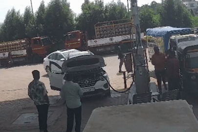 Khoảnh khắc ô tô phát nổ như bom khi đang nạp nhiên liệu