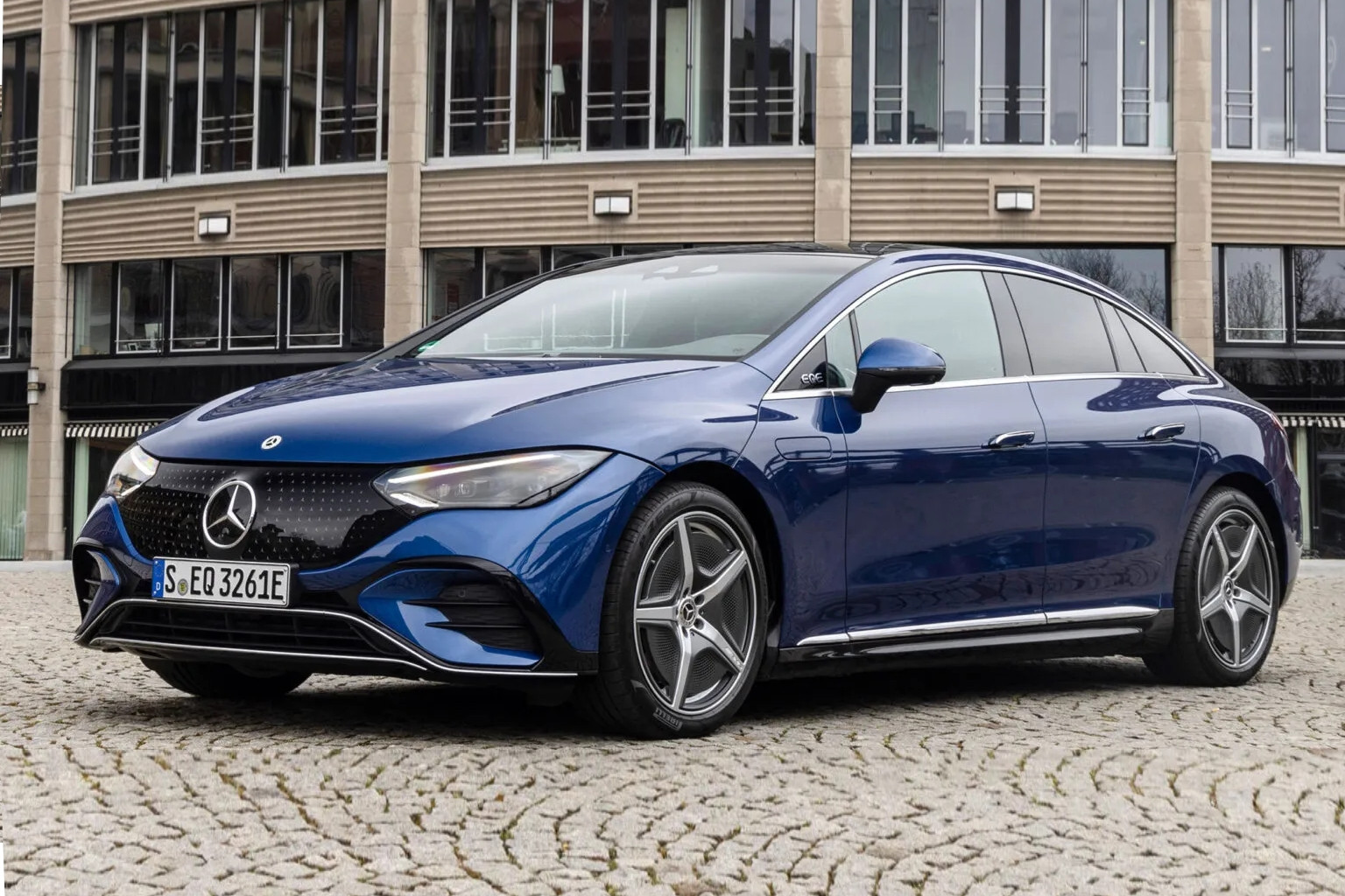 Mercedes-Benz khai tử EQE và một số mẫu xe điện vì kém hấp dẫn