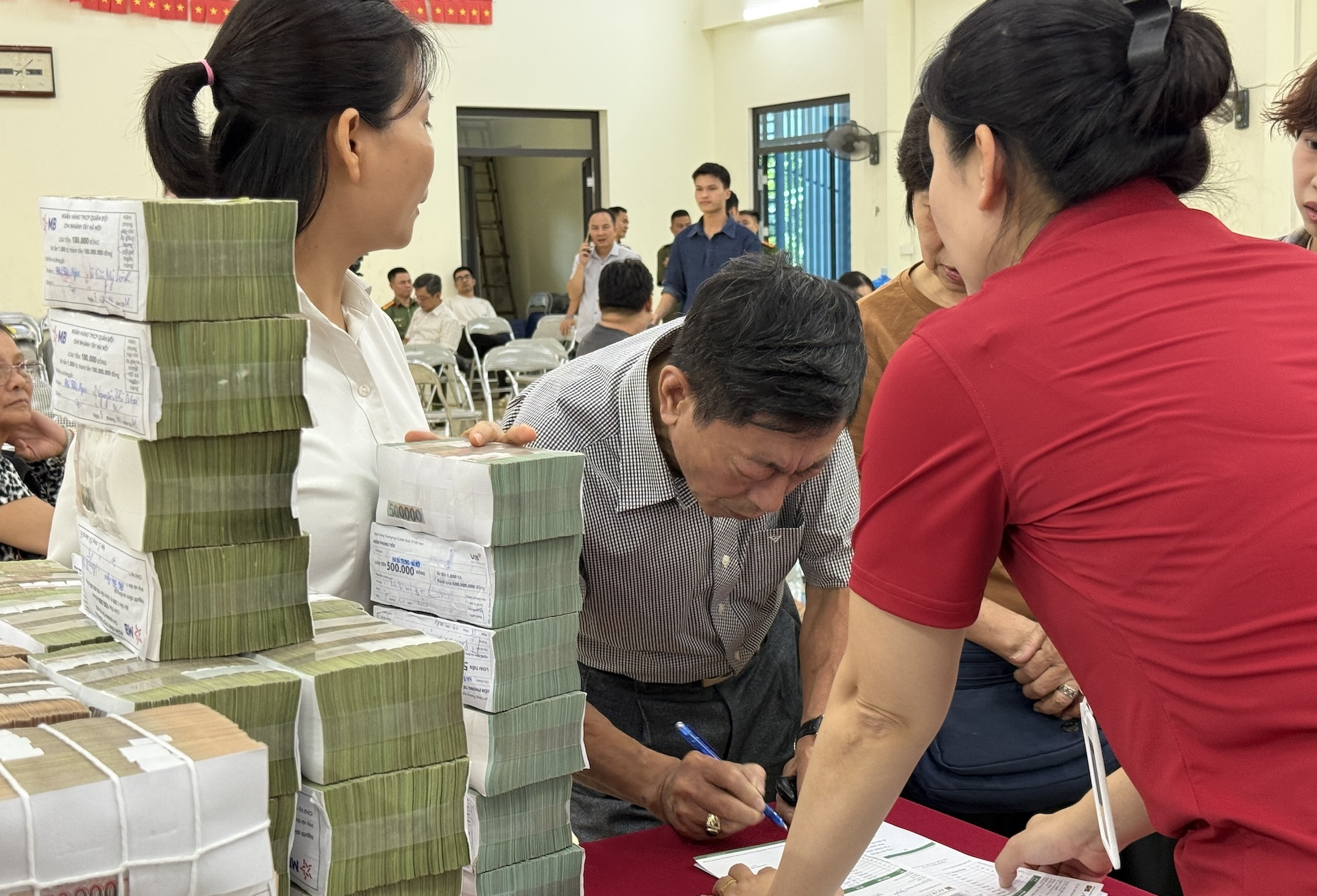 Người dân Hà Nội nhận bao tải tiền bồi thường dự án Quốc lộ 1A