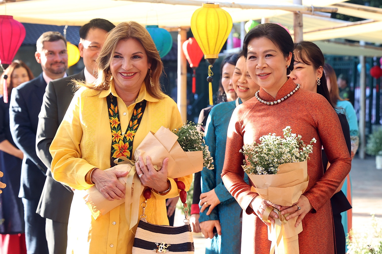Phu nhân Tổng Bí thư, Chủ tịch nước cùng phu nhân Tổng thống Panama tìm hiểu cách dệt vải, vẽ bằng sáp ong