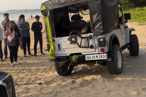 SUV điện mắc kẹt trên bãi biển, Jeep 4x4 cũng không kéo nổi