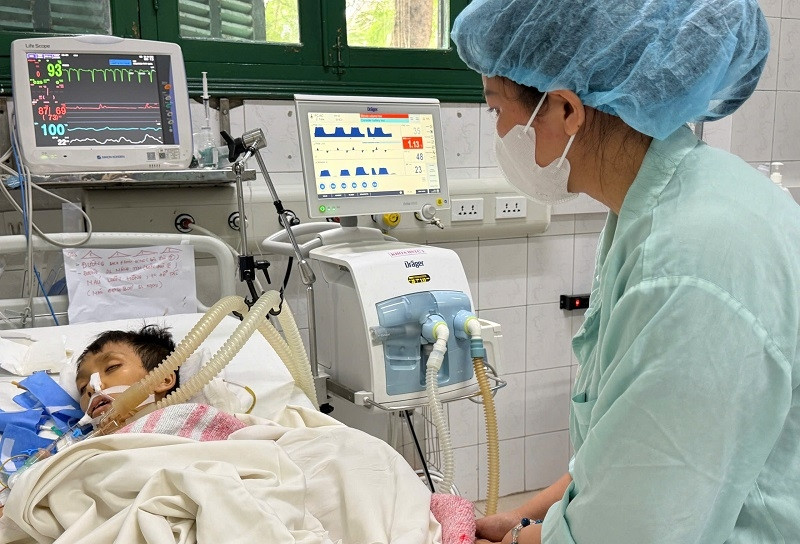 Suy tim nặng, cậu bé người Mường mong mỏi ghép tim để được sống