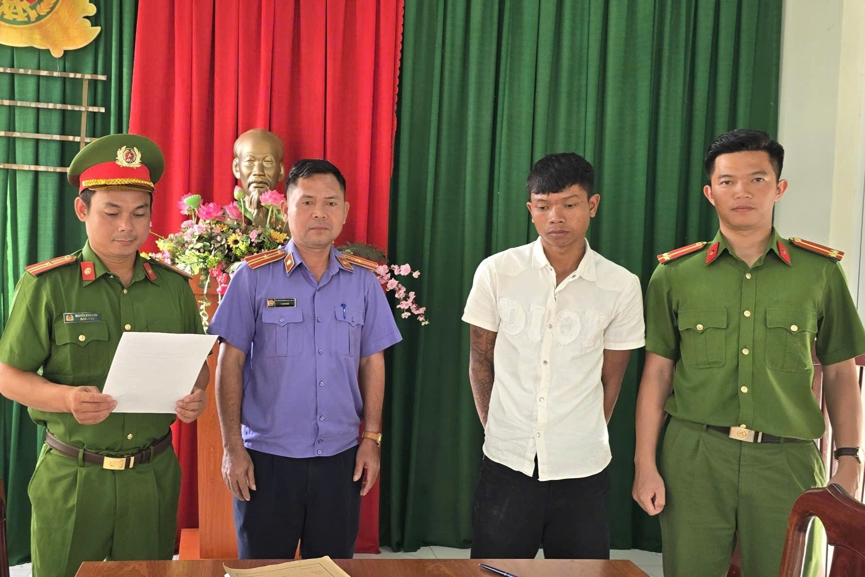 Thấy vợ uống bia, nhảy múa ở tiệc liên hoan, chồng tưới xăng đốt nhà