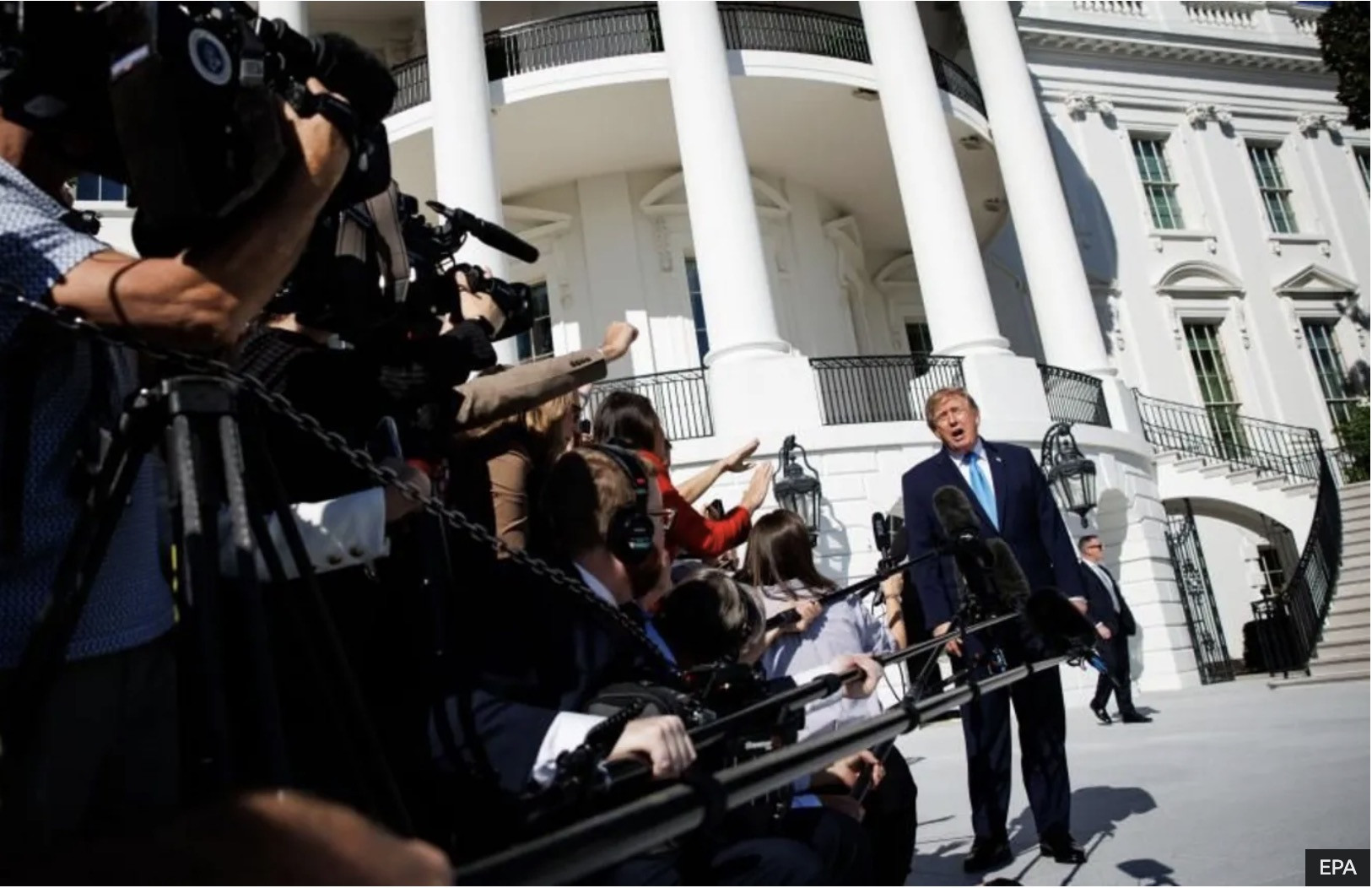 Tổng thống Trump phát biểu trước báo giới. Ảnh: EPA