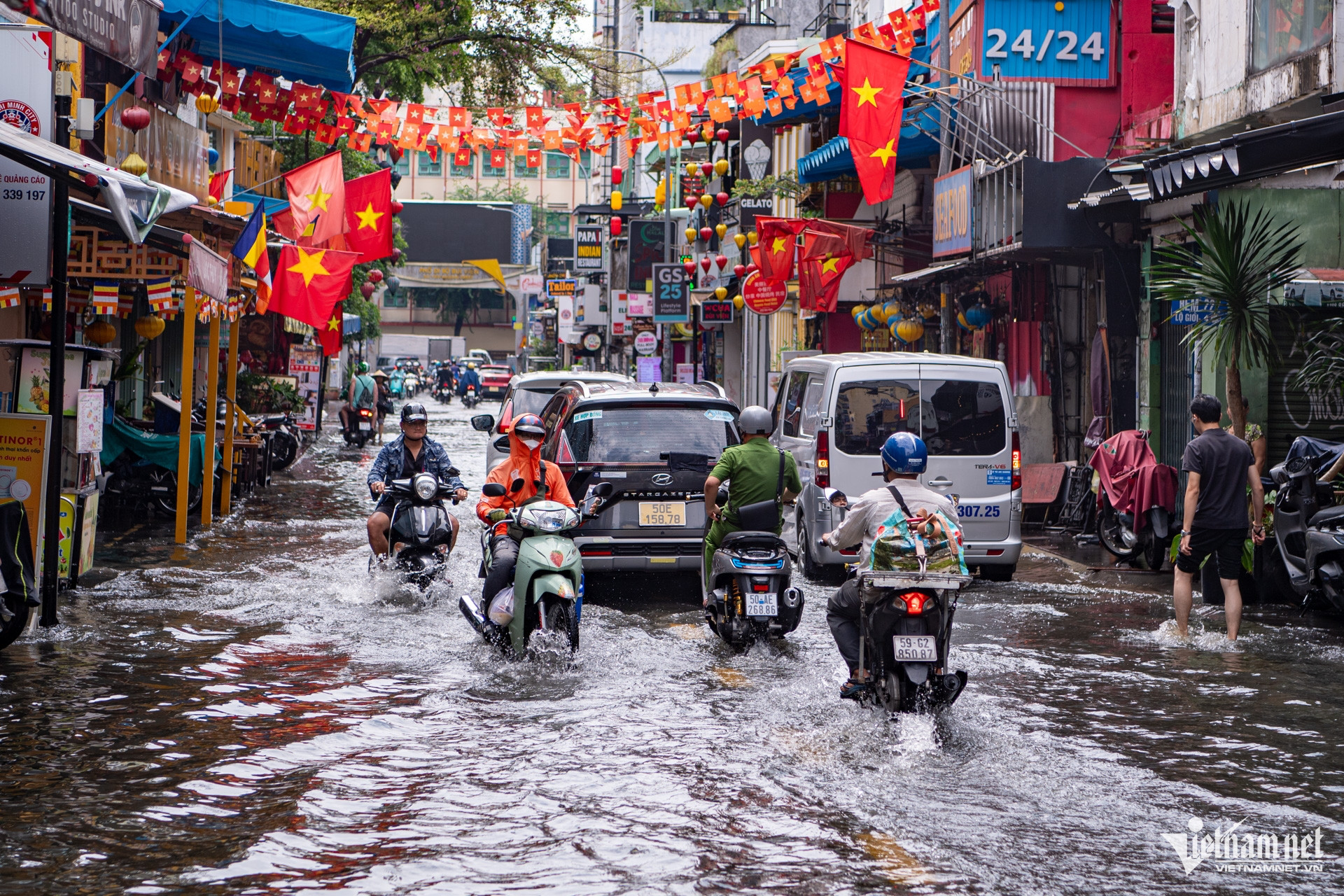 W-Mưa giữa trưa trung tâm TPHCM   Tuấn Hùng 40.jpg