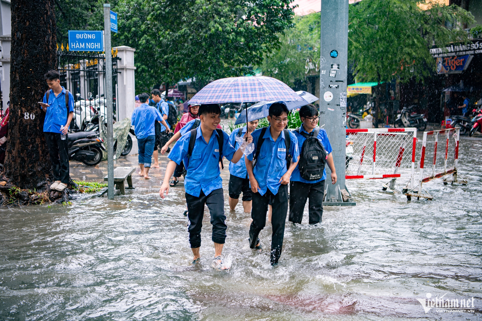W-Mưa giữa trưa trung tâm TPHCM   Tuấn Hùng 7.jpg