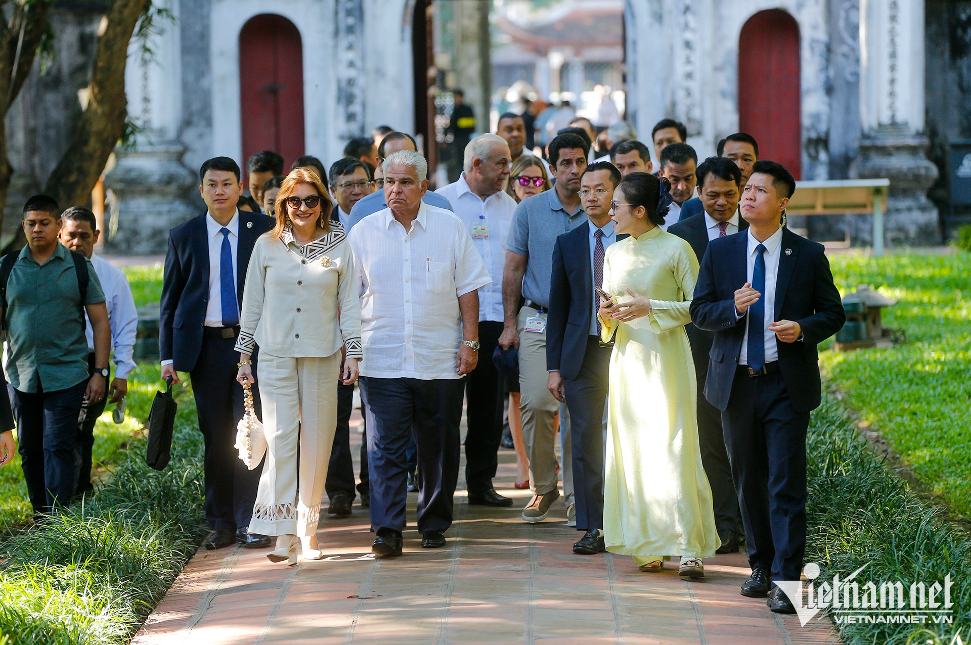 W-Tổng thống Panama và phu nhân thăm Văn Miếu Quốc Tử Giám.jpg