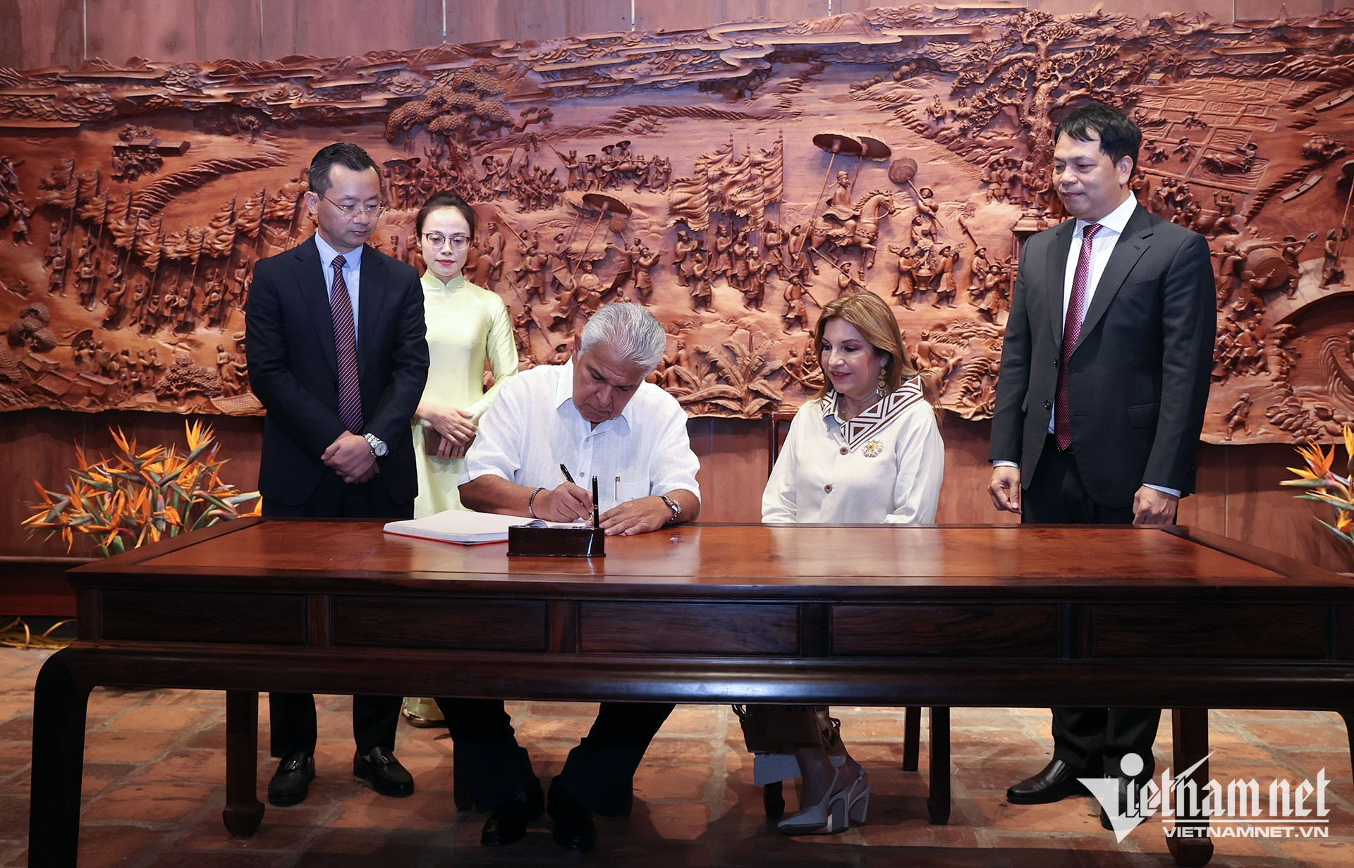 W-Tổng thống Panama và phu nhân thăm Văn Miếu Quốc Tử Giám.jpg