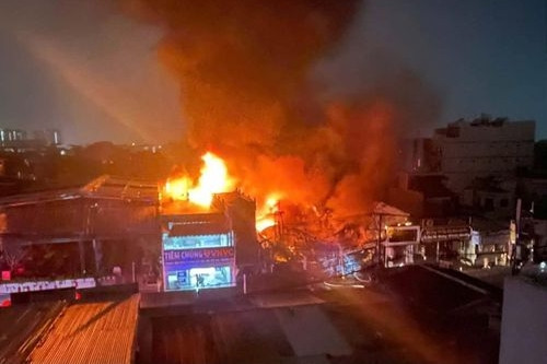 Bản tin sáng 7/10: TPHCM: Cháy dữ dội cửa hàng xe máy, lan sang 2 nhà kế bên