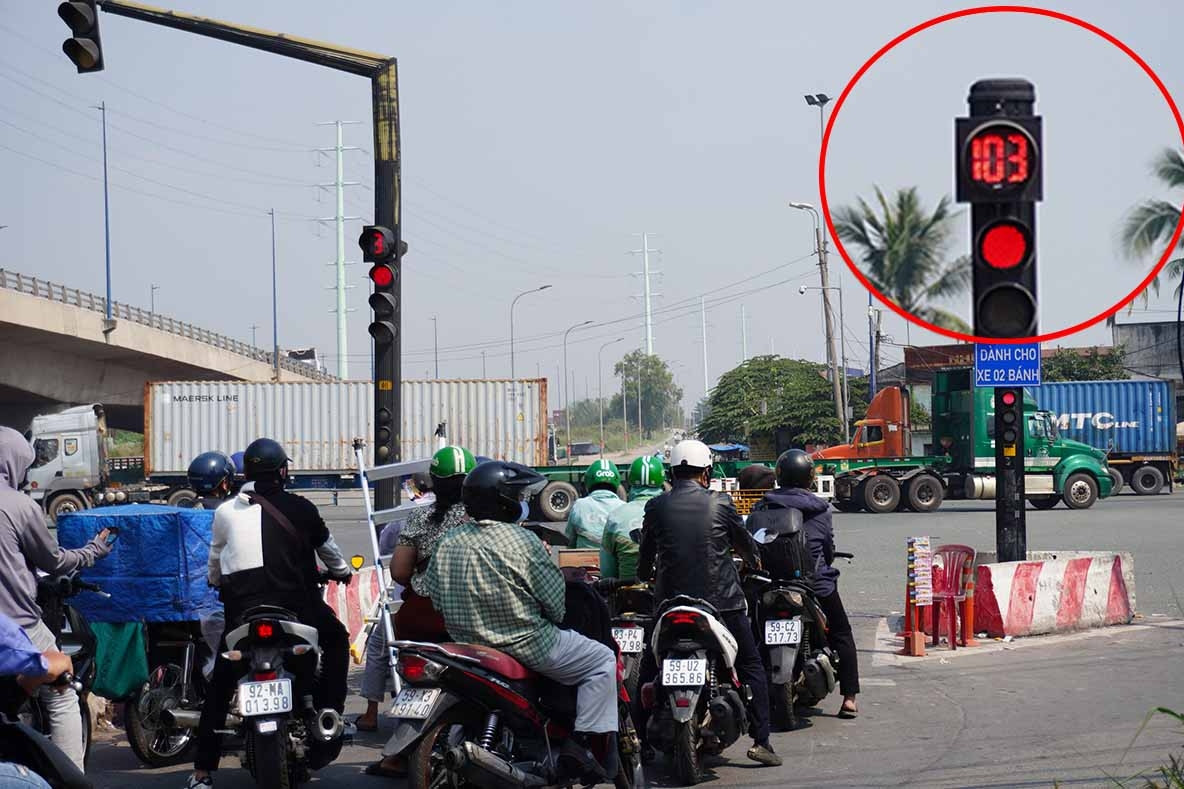 Có nên tắt máy khi dừng đèn đỏ lâu hay để xe nổ máy liên tục?