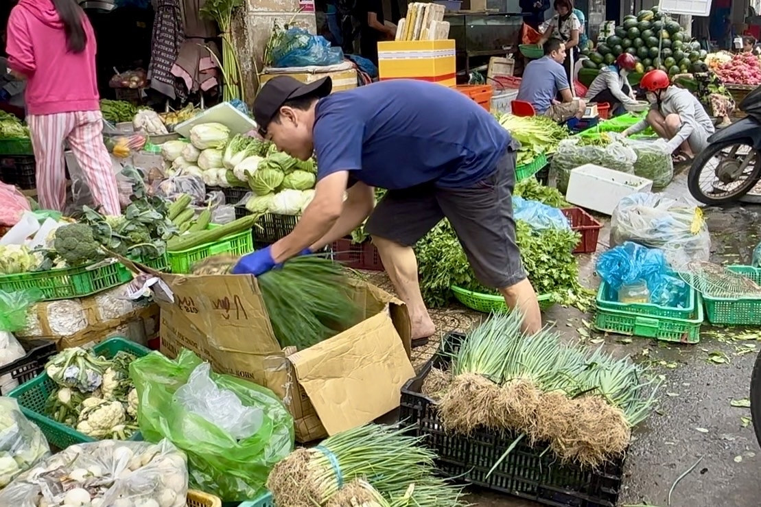 Giá rau củ tăng mạnh, một loại rau gia vị đắt ngang 1kg thịt heo