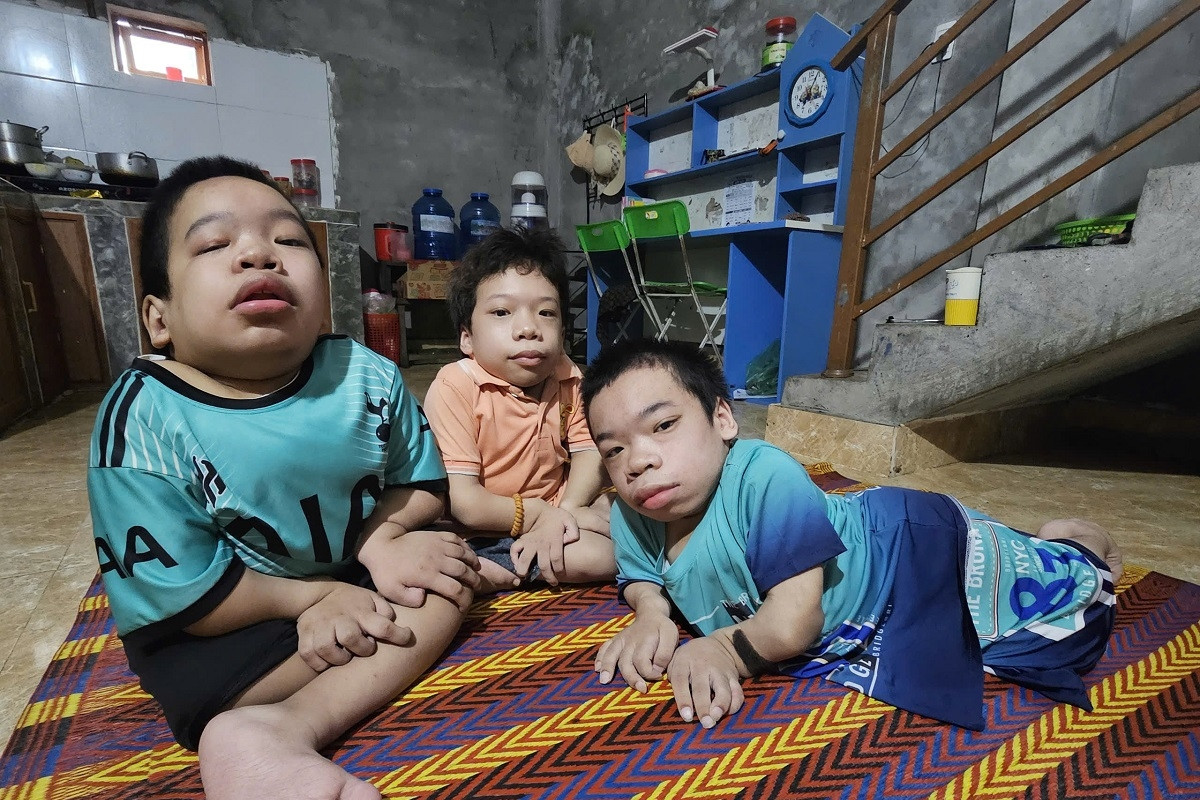 Mẹ nghèo nghẹn ngào nhìn 3 con tàn tật, lần lượt không thể tự đi lại